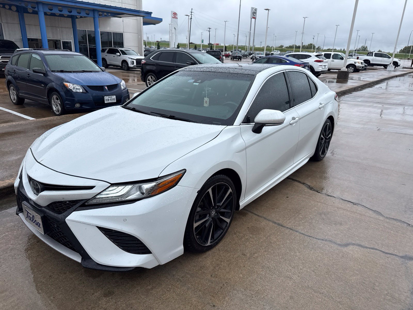 Used 2018 Toyota Camry XSE FWD image 2