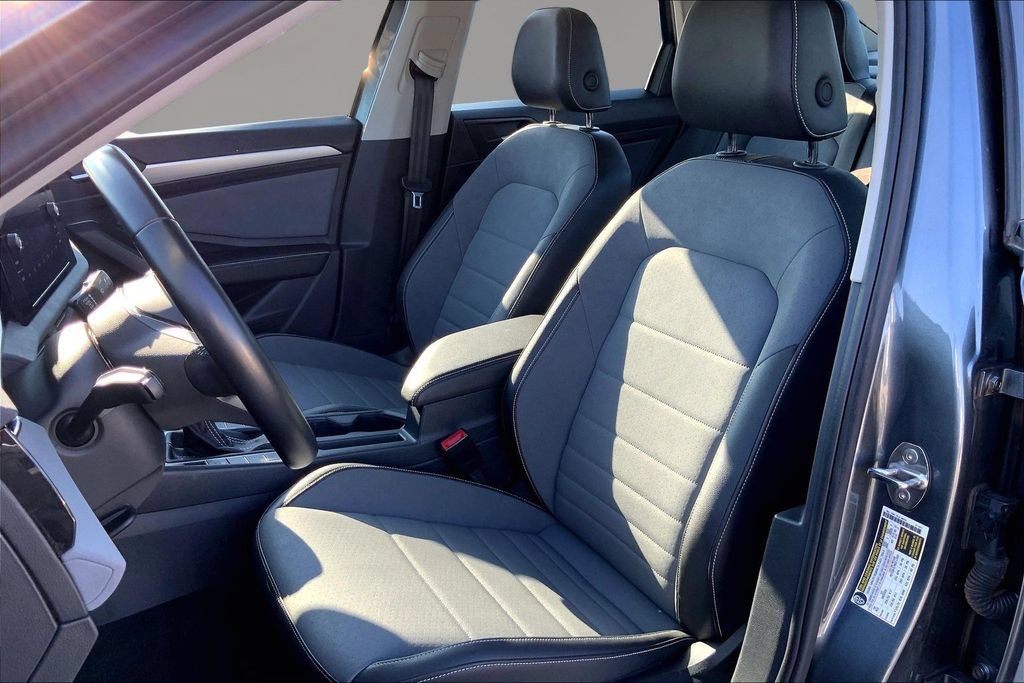 Certified 2025 Volkswagen Jetta SE FWD image 24
