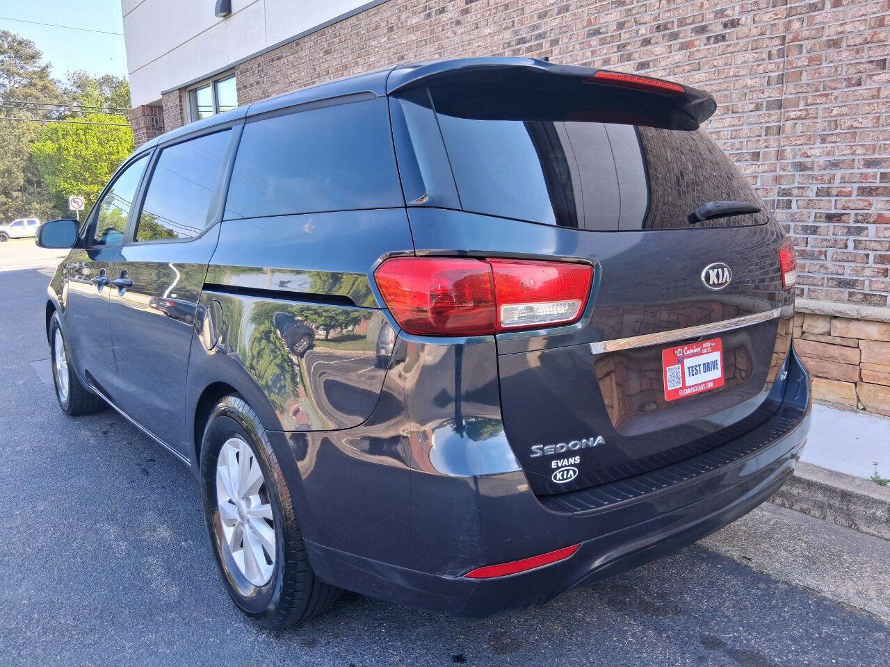Used 2017 Kia Sedona LX image 3