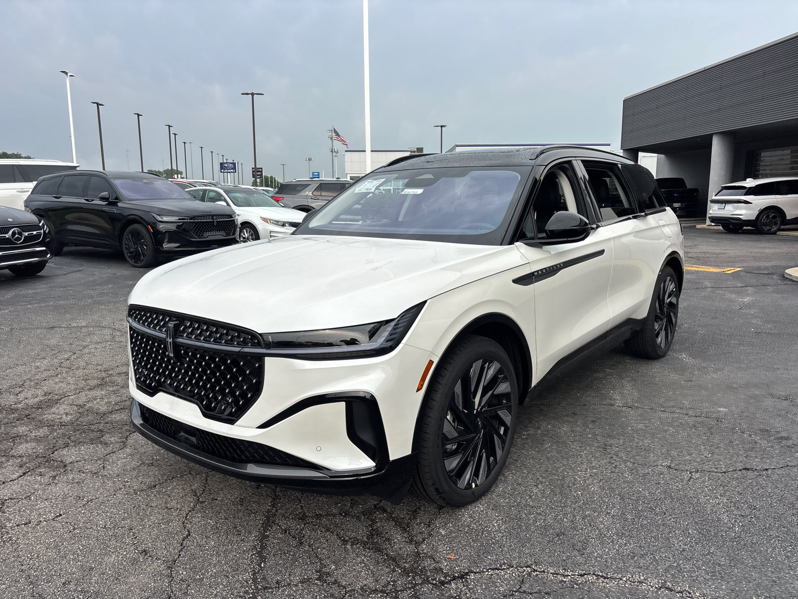 New 2026 Lincoln Nautilus Reserve w/ Jet Appearance Package AWD/4WD image 3