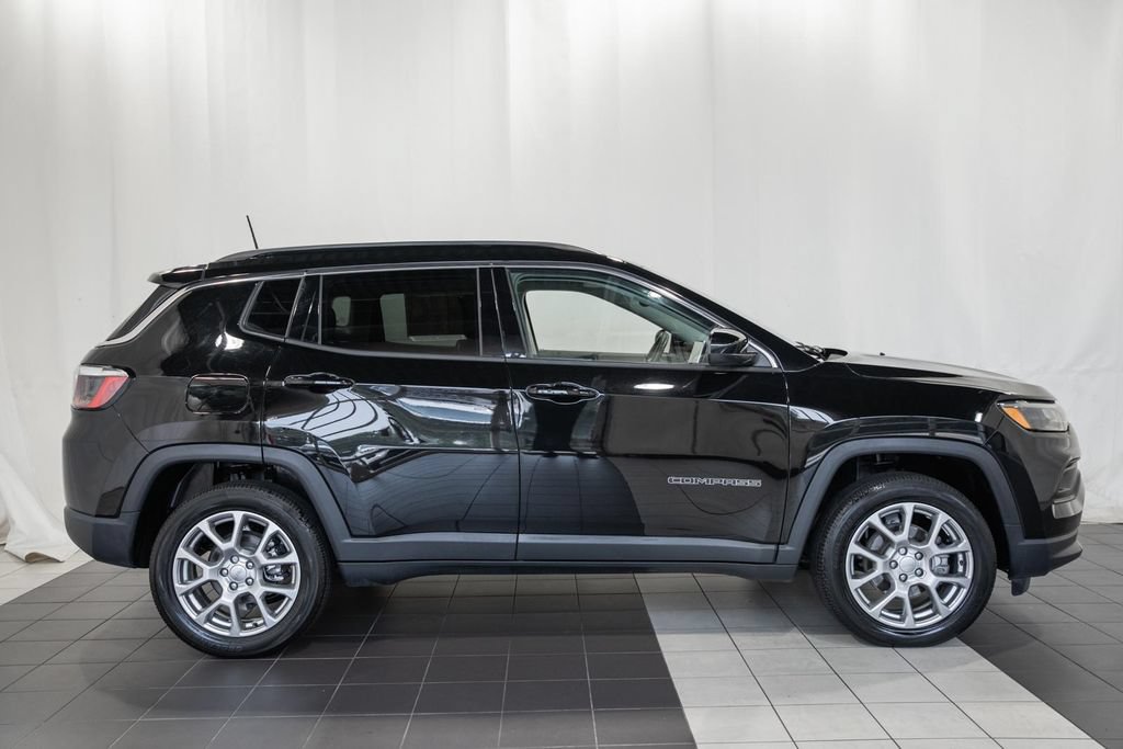 Certified 2022 Jeep Compass Latitude w/ Sun and Sound Group AWD/4WD image 3
