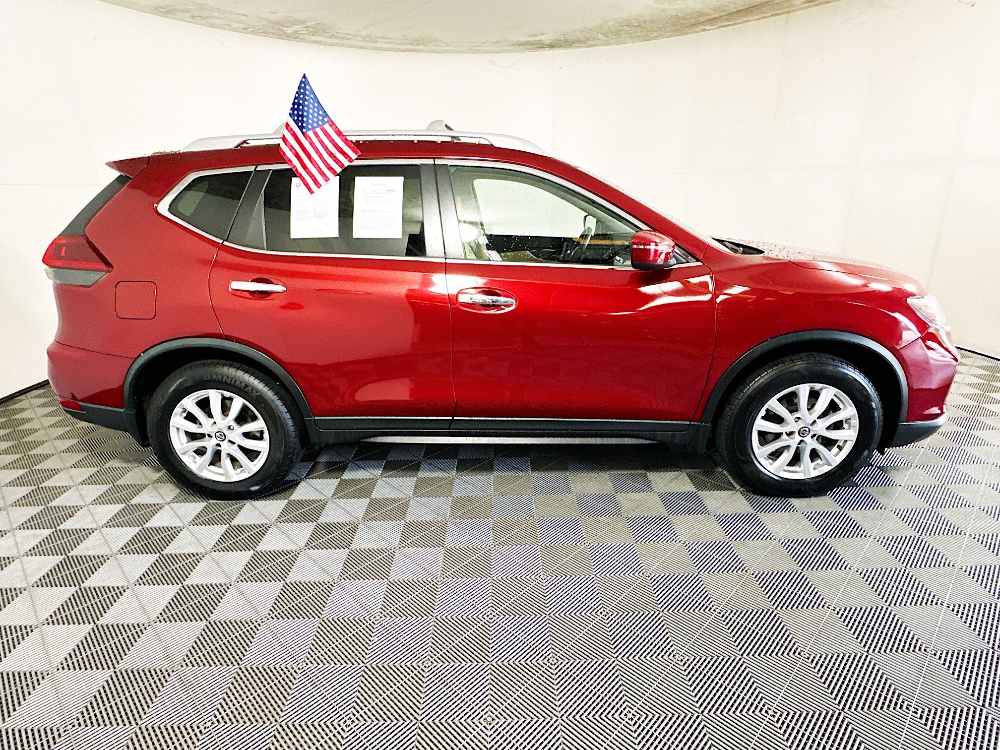 Used 2020 Nissan Rogue SV FWD image 2