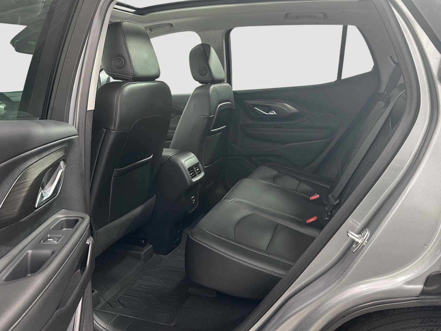 Used 2024 GMC Terrain SLT w/ Infotainment Package II image 28