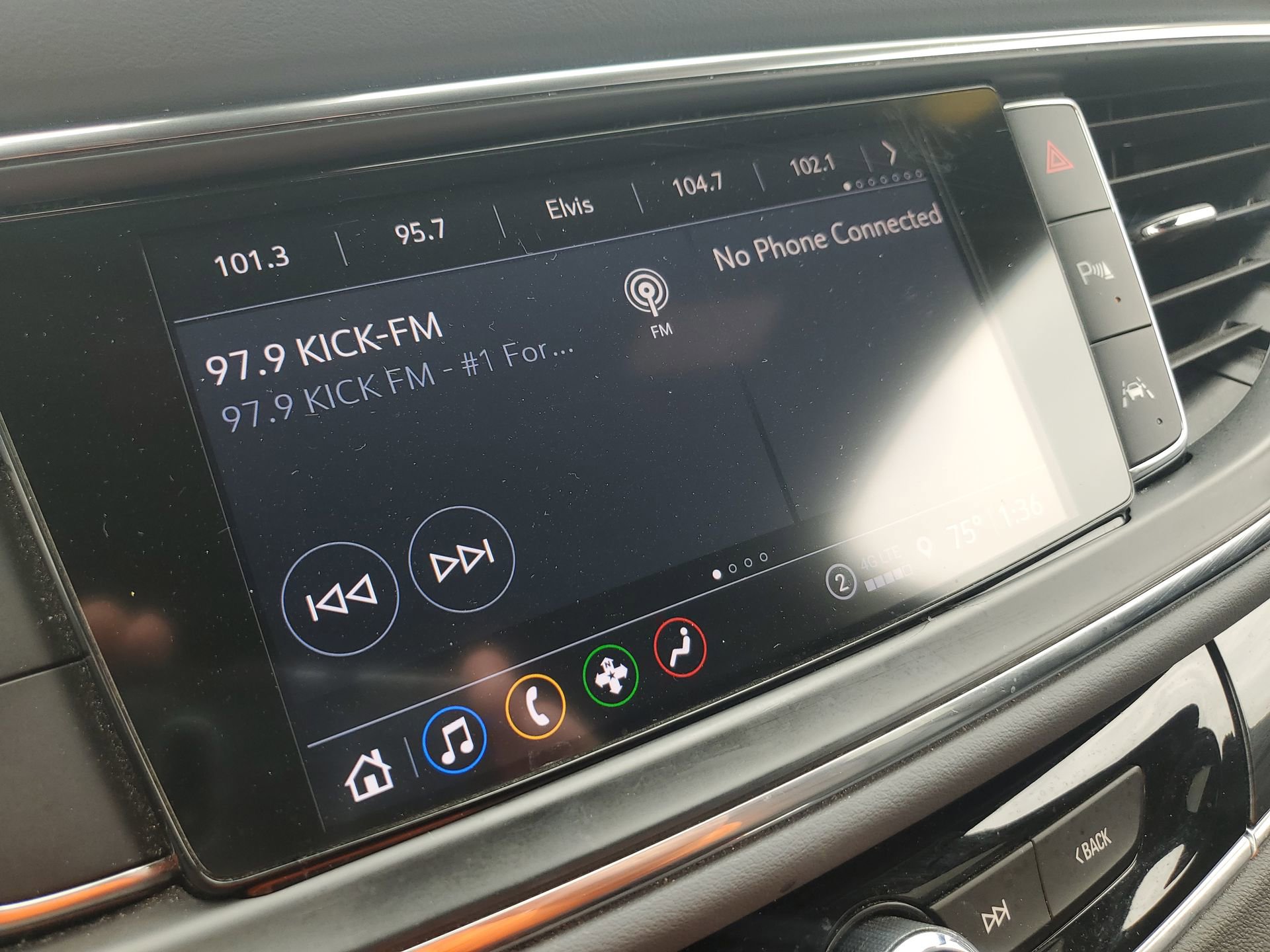Used 2022 Buick Enclave Essence w/ Sport Touring Edition FWD image 21