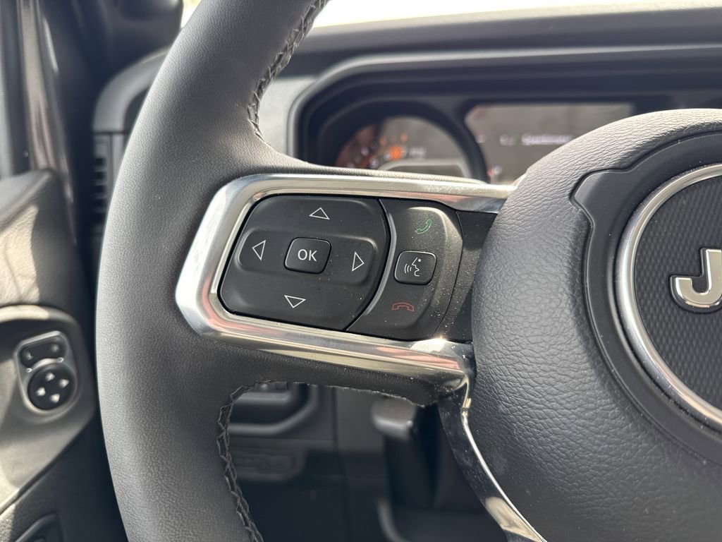 Used 2025 Jeep Wrangler Unlimited Sahara AWD/4WD image 11