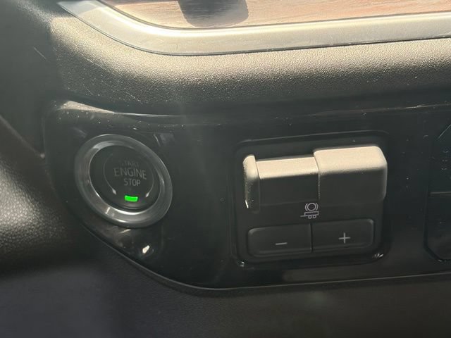 Used 2025 GMC Sierra 1500 SLT AWD/4WD image 25