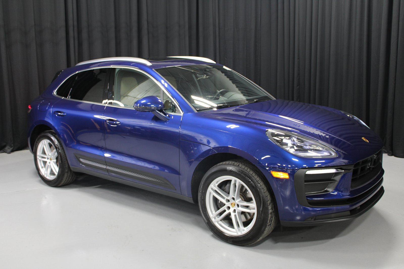 Certified 2025 Porsche Macan image 9