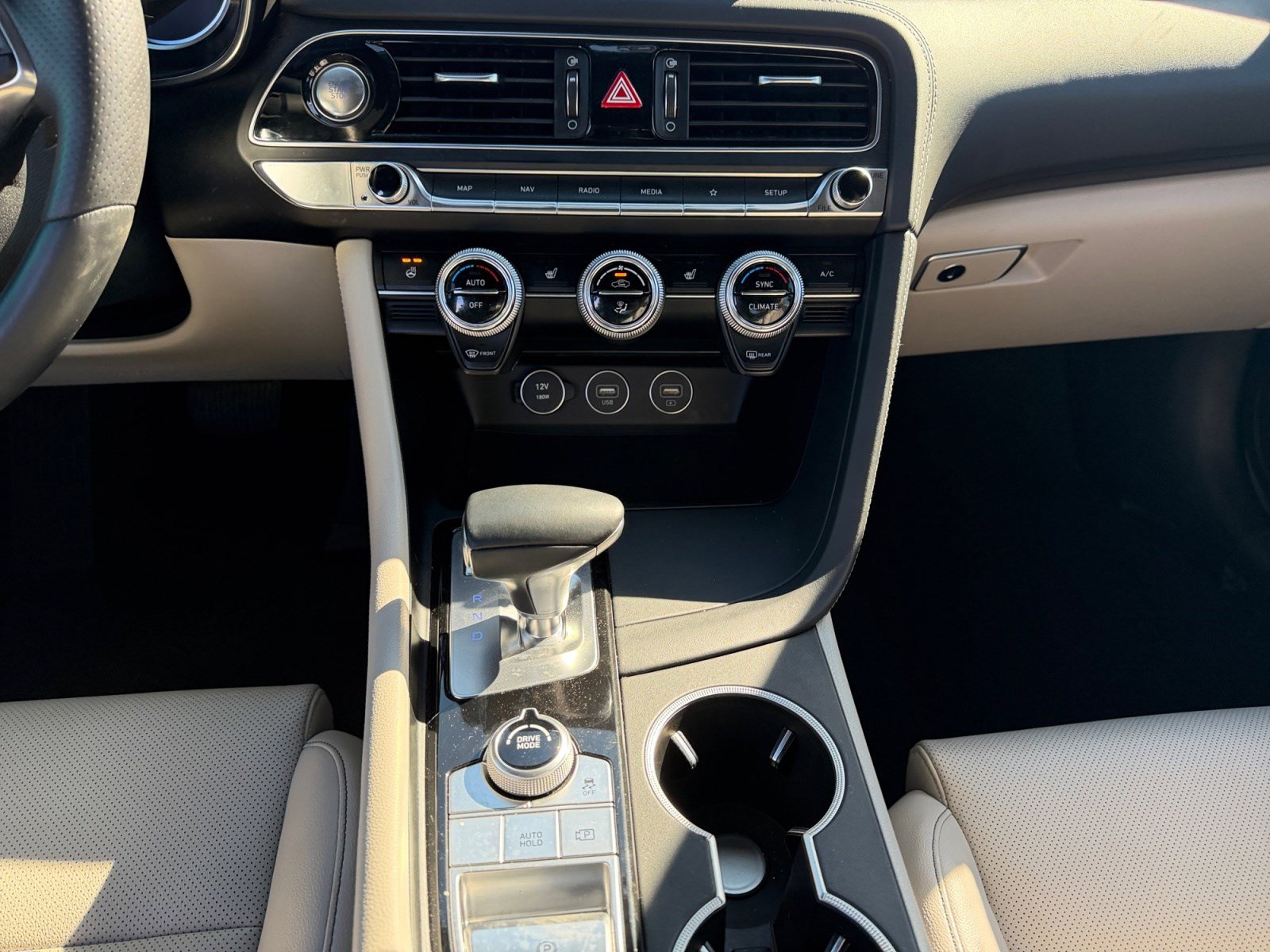 Used 2023 Genesis G70 2.0T image 13