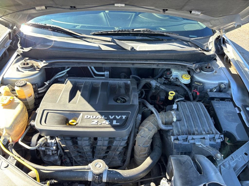 Used 2013 Dodge Avenger SE image 25