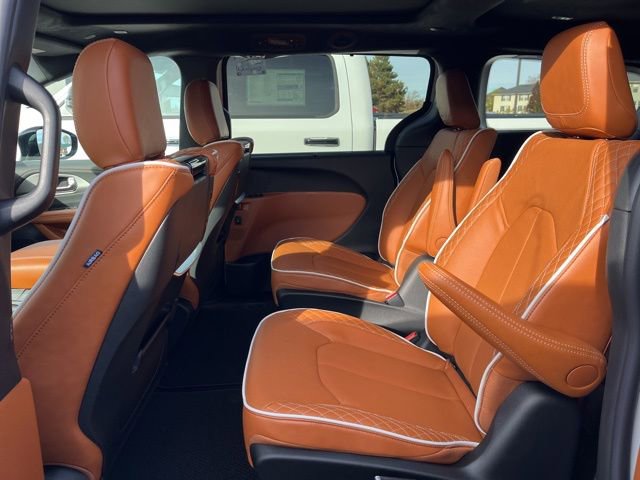 New 2026 Chrysler Pacifica Pinnacle w/ Trailer Tow Group FWD image 8