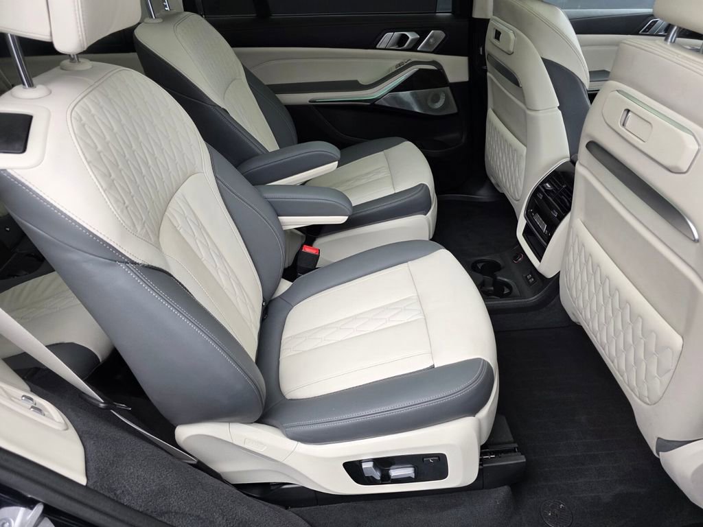 Used 2024 BMW X7 xDrive40i w/ M Sport Package AWD/4WD image 28