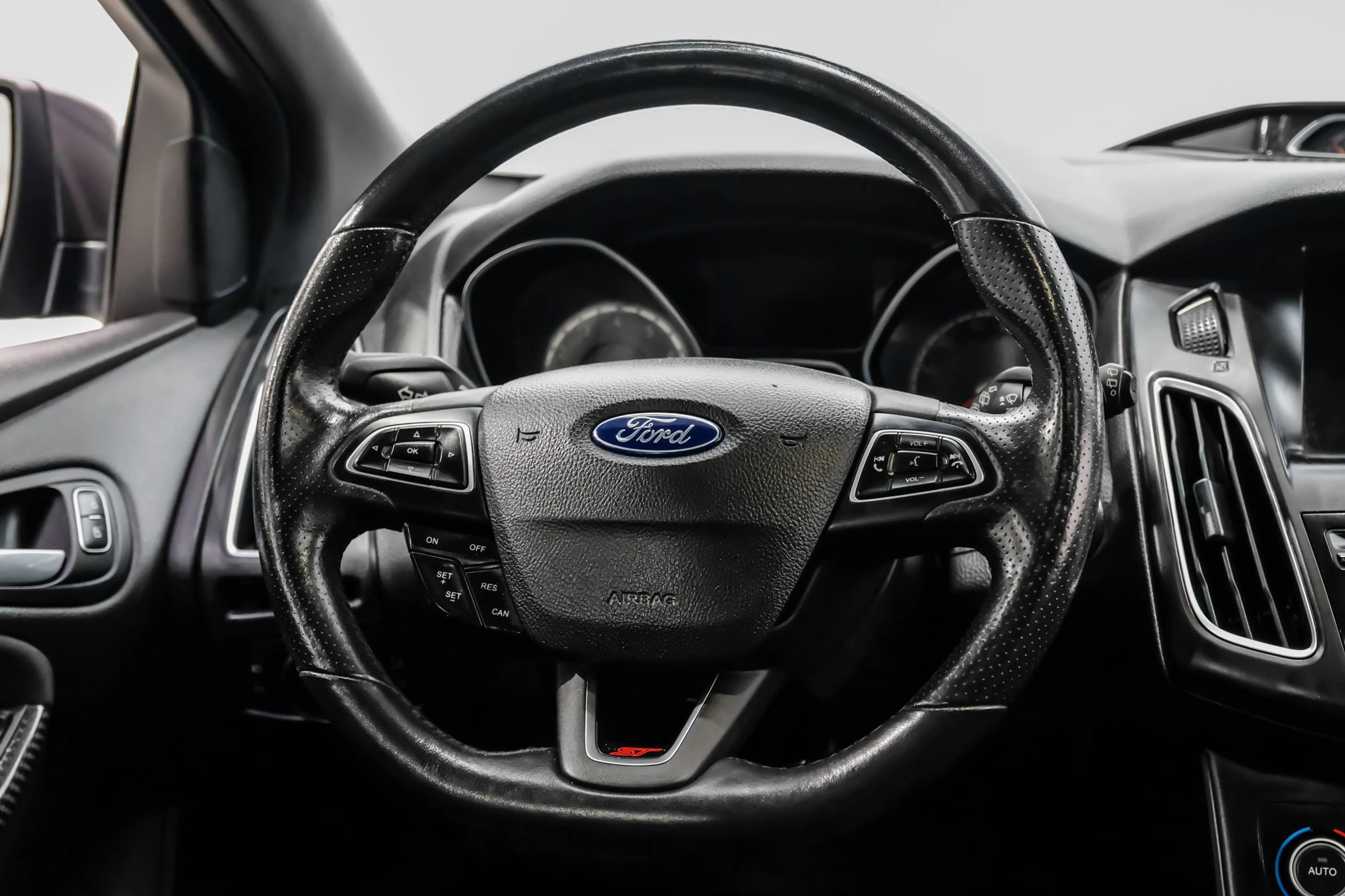 Used 2018 Ford Focus ST w/ Equipment Group 402A FWD image 28