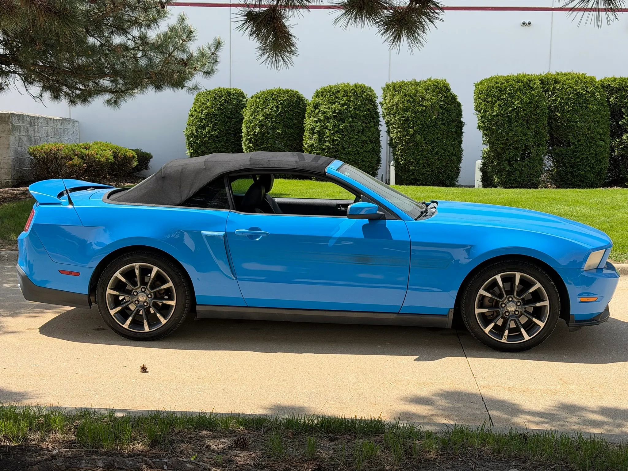 Used 2011 Ford Mustang GT Premium w/ Electronics Pkg RWD image 4