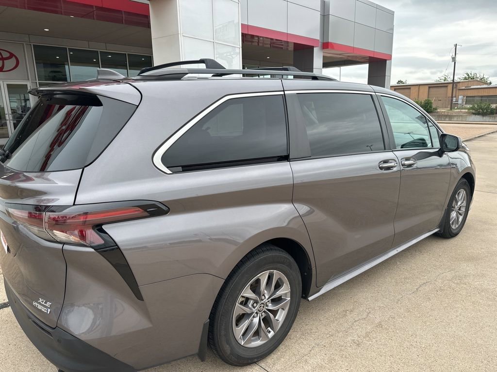 Used 2023 Toyota Sienna XLE w/ XLE Plus Package FWD image 6