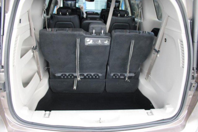 Used 2018 Chrysler Pacifica Touring-L Plus w/ Tire & Wheel Group image 17