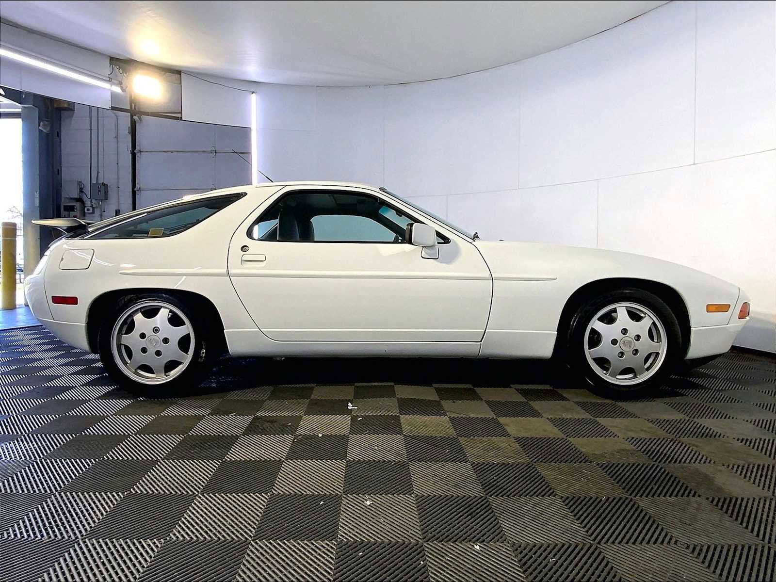 Used 1991 Porsche 928 S4 RWD image 8