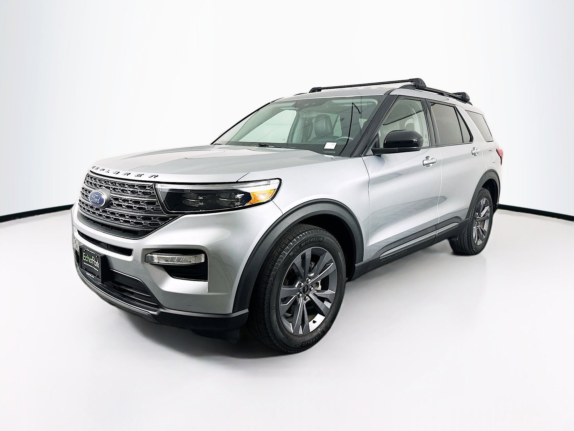 Used 2022 Ford Explorer XLT w/ Equipment Group 202A image 3