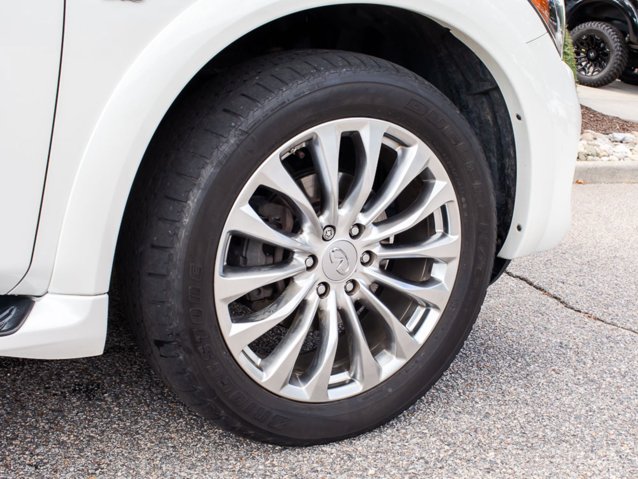 Used 2015 INFINITI QX80 4WD w/ 22" Wheel Package image 8