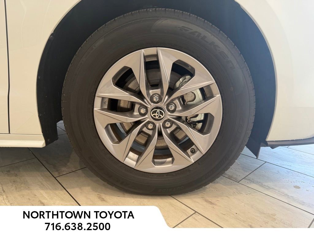 Used 2025 Toyota Sienna XLE w/ XLE Plus Package FWD image 9