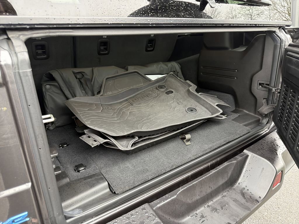 Used 2024 Jeep Wrangler Unlimited image 30