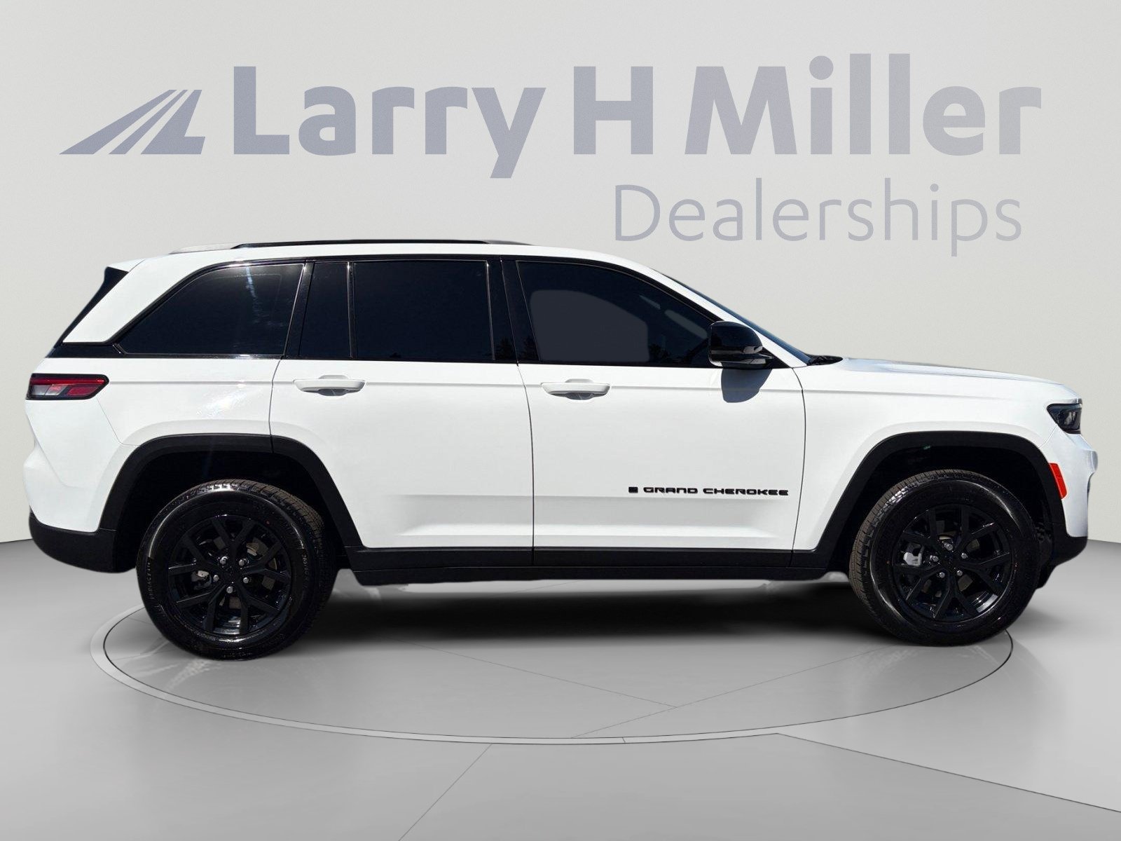 Used 2025 Jeep Grand Cherokee Altitude AWD/4WD image 6