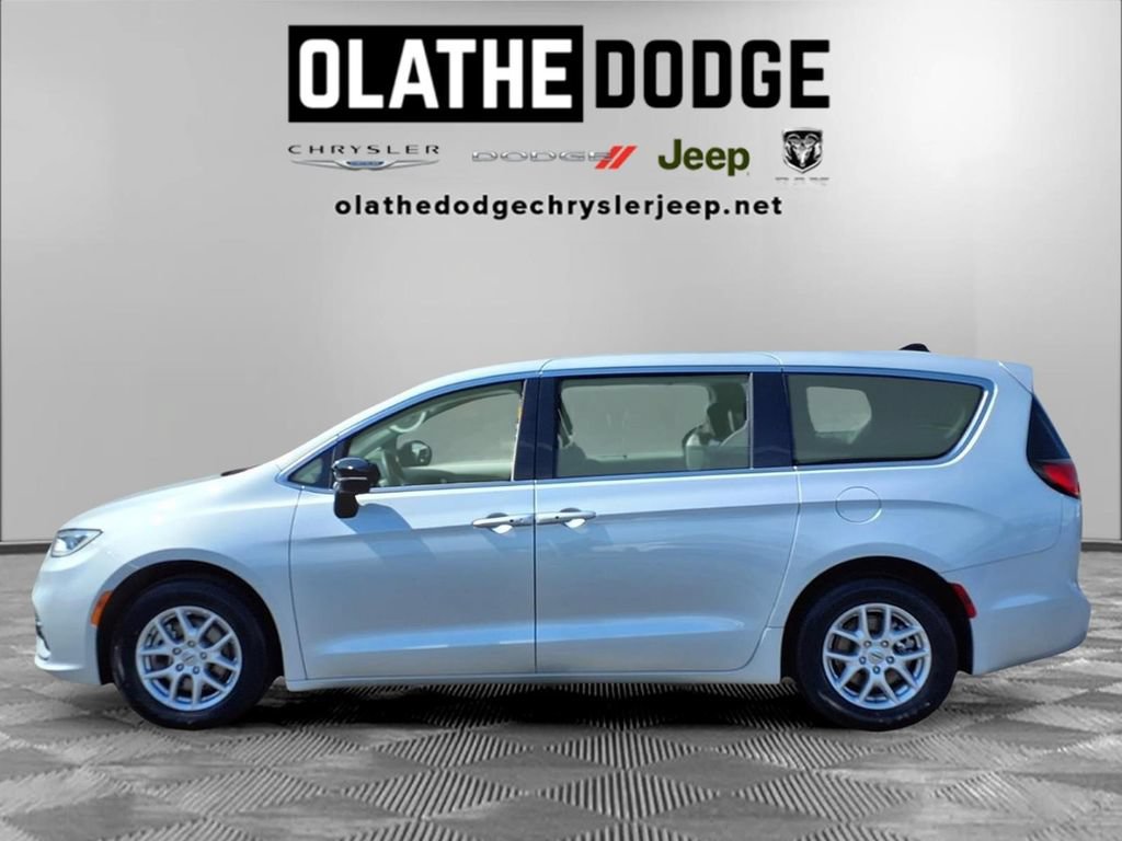 Used 2024 Chrysler Pacifica Touring-L FWD image 26