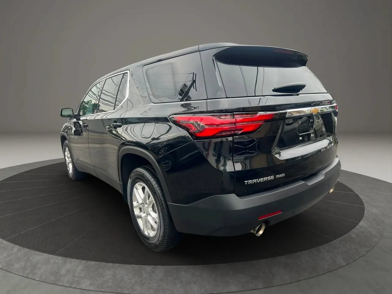 Used 2023 Chevrolet Traverse LS w/ LPO, Cargo Package AWD/4WD image 7