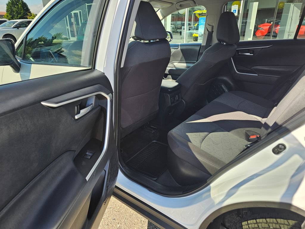 Used 2025 Toyota RAV4 XLE AWD/4WD image 16