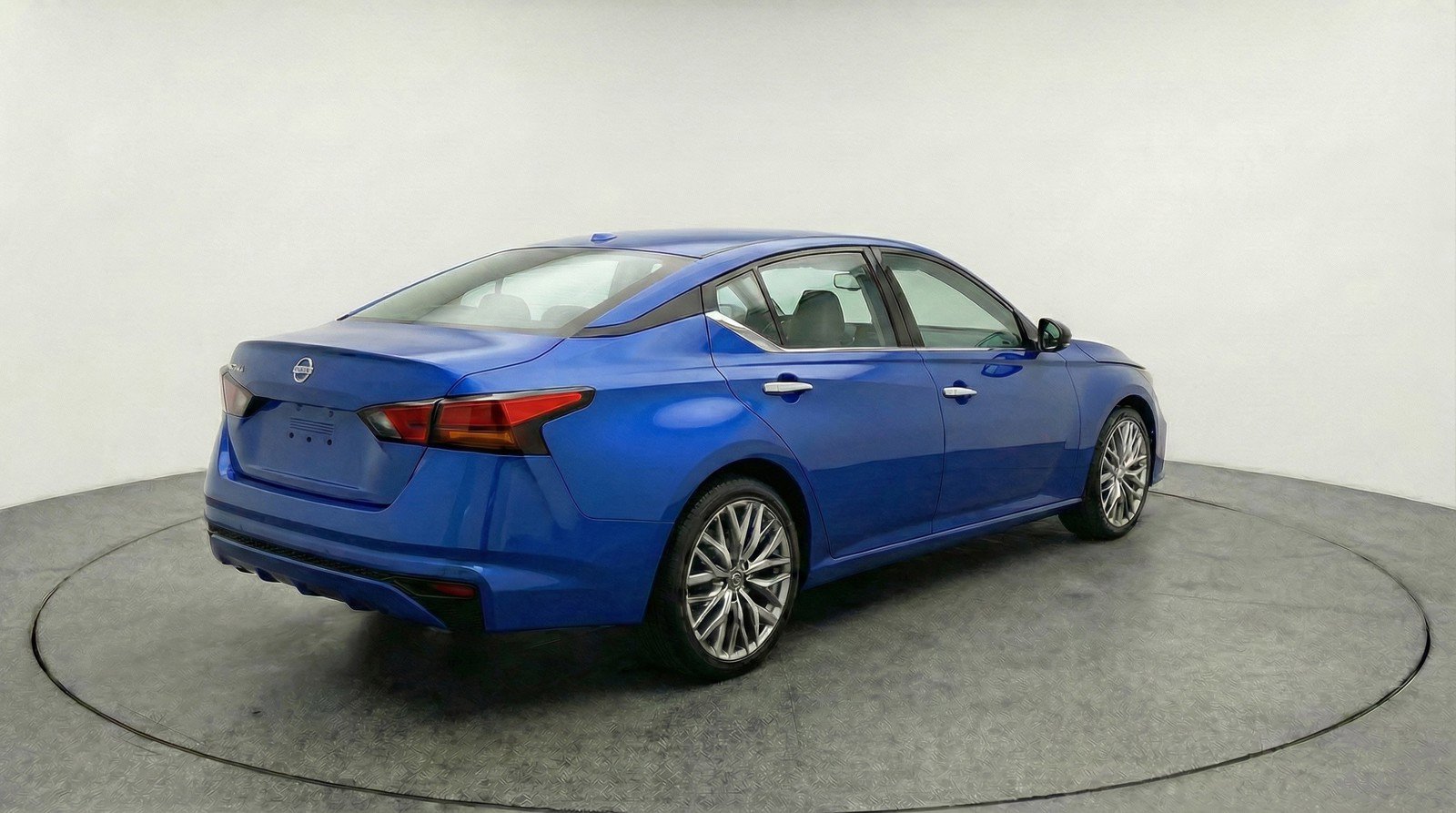 Used 2025 Nissan Altima 2.5 SV FWD image 9