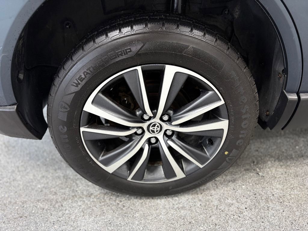 Used 2022 Toyota Venza LE image 30