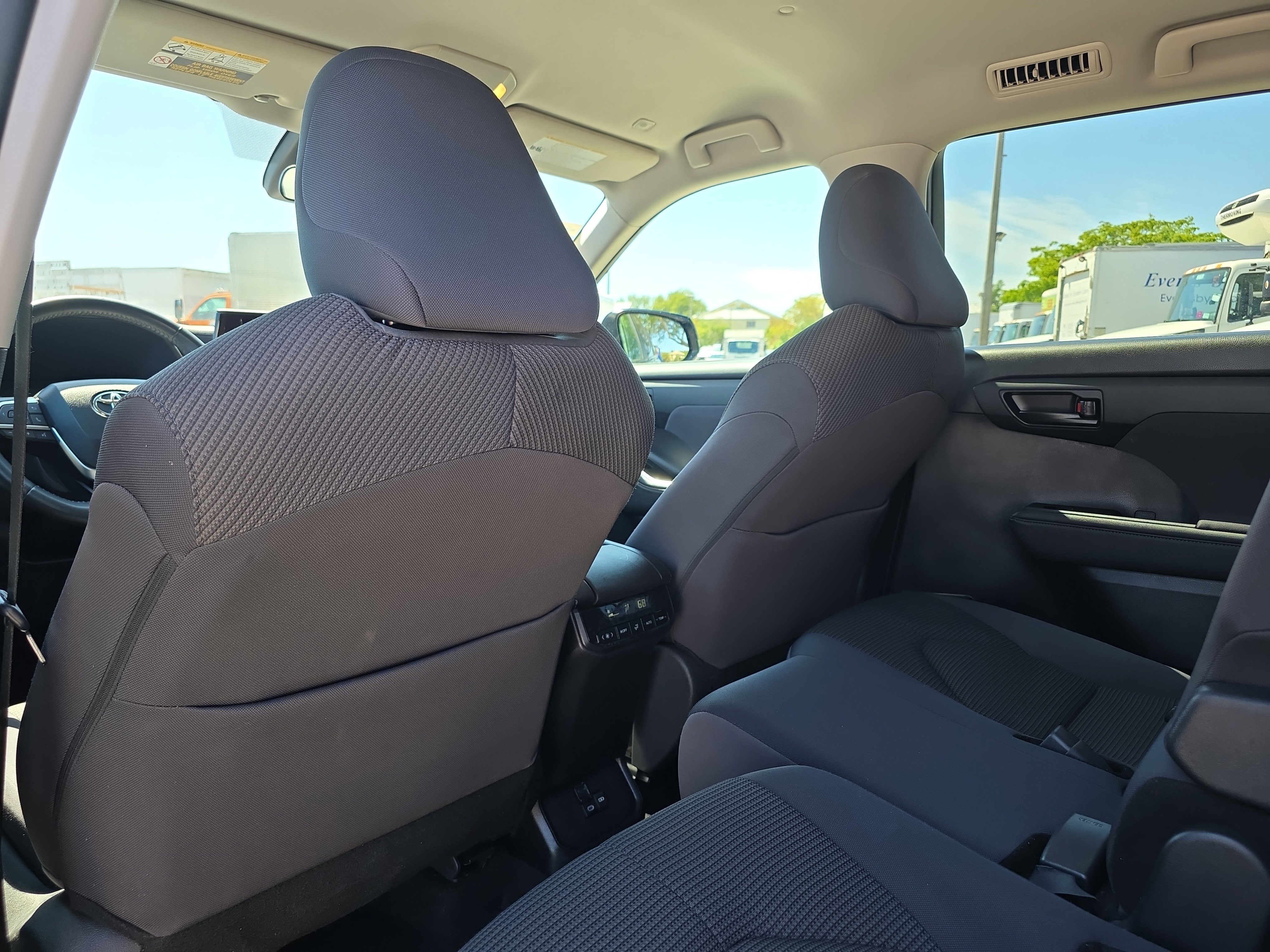Used 2024 Toyota Highlander LE FWD image 17