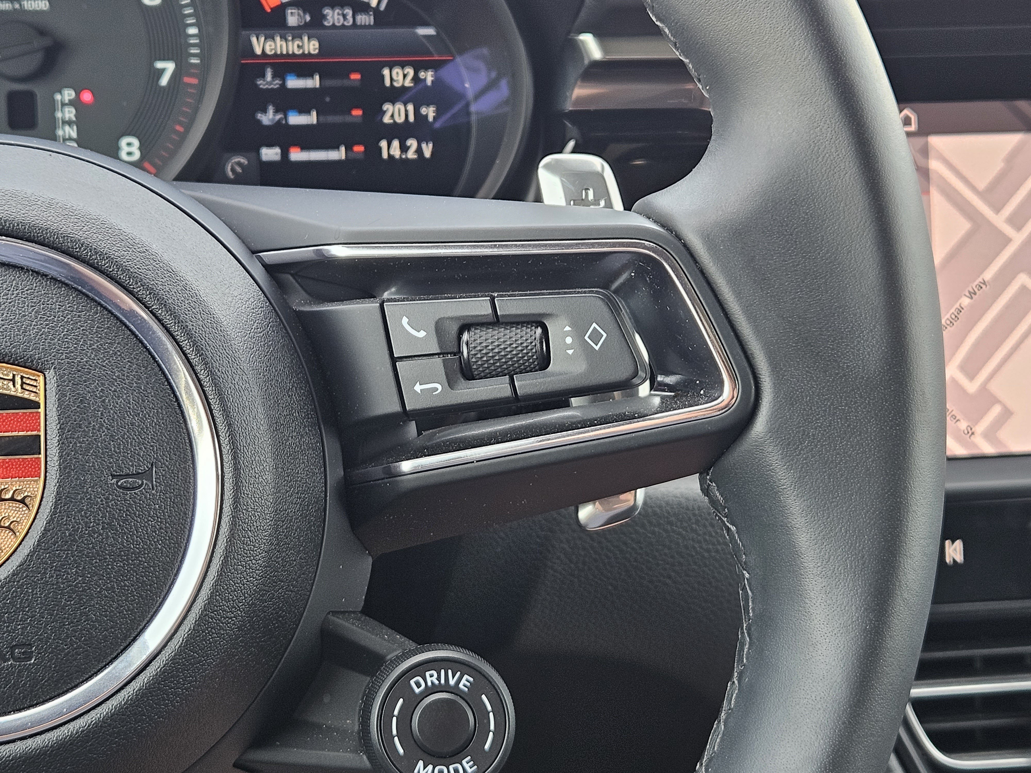 Certified 2025 Porsche Macan AWD/4WD image 27
