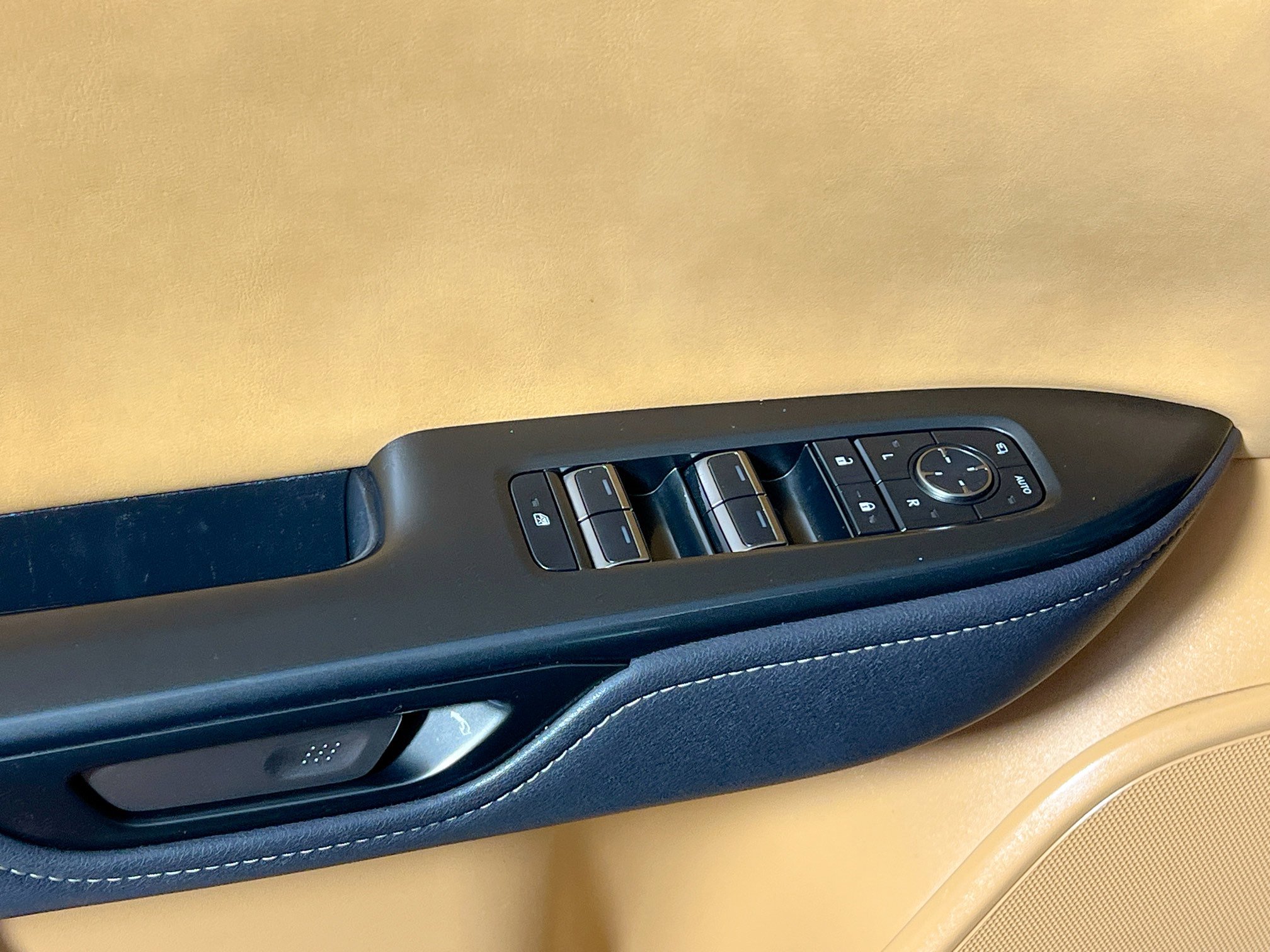 Used 2023 Lexus RZ 450e Premium image 16