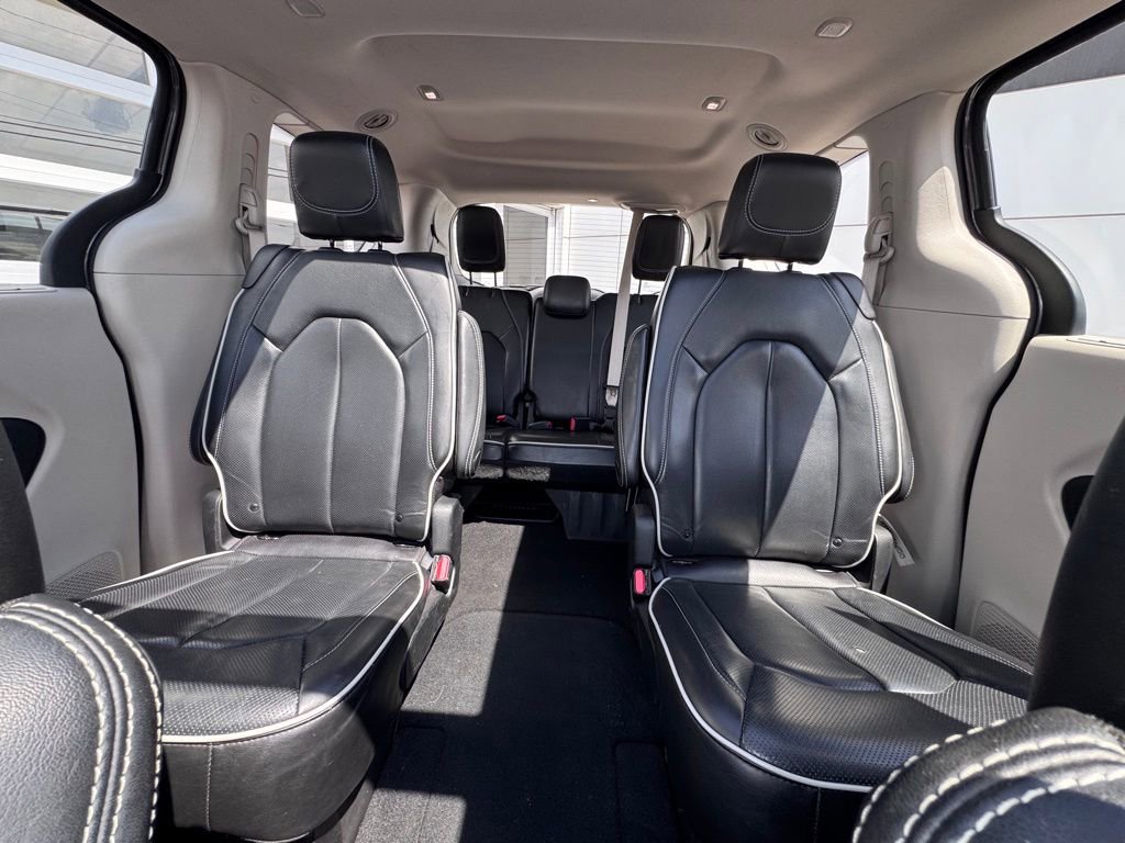 Used 2023 Chrysler Pacifica Limited FWD image 24