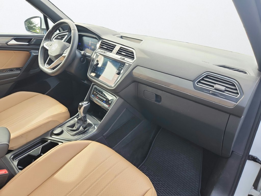 Certified 2024 Volkswagen Tiguan SE w/ Panoramic Sunroof Package AWD/4WD image 25