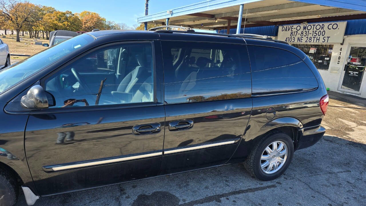 Used 2007 Chrysler Town & Country Touring image 2