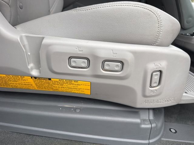 Used 2018 Toyota Sienna XLE w/ XLE Navigation Package image 37