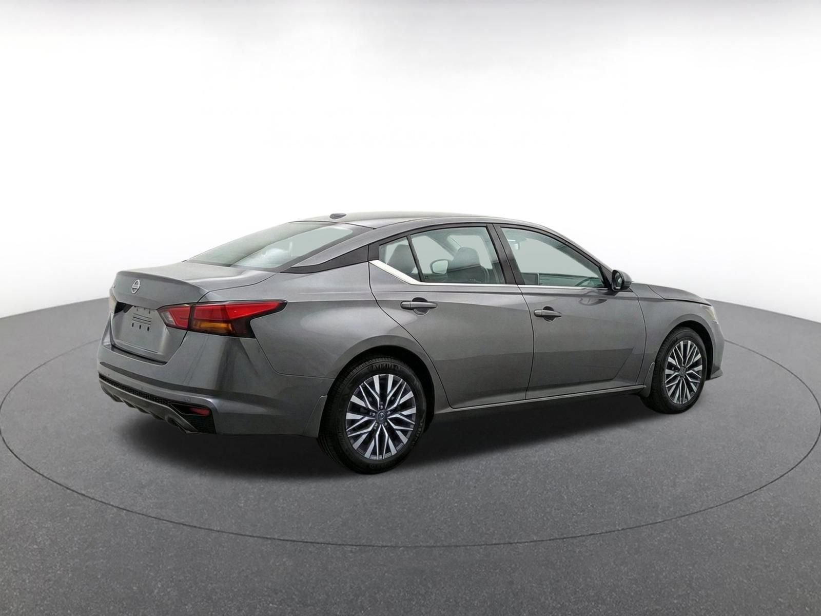 Used 2025 Nissan Altima 2.5 SV FWD image 9