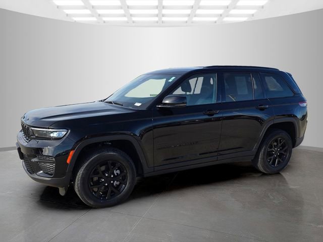 Used 2025 Jeep Grand Cherokee Altitude AWD/4WD image 5