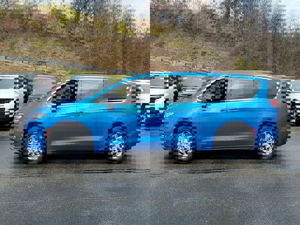 New 2026 Chrysler Pacifica Select image 2