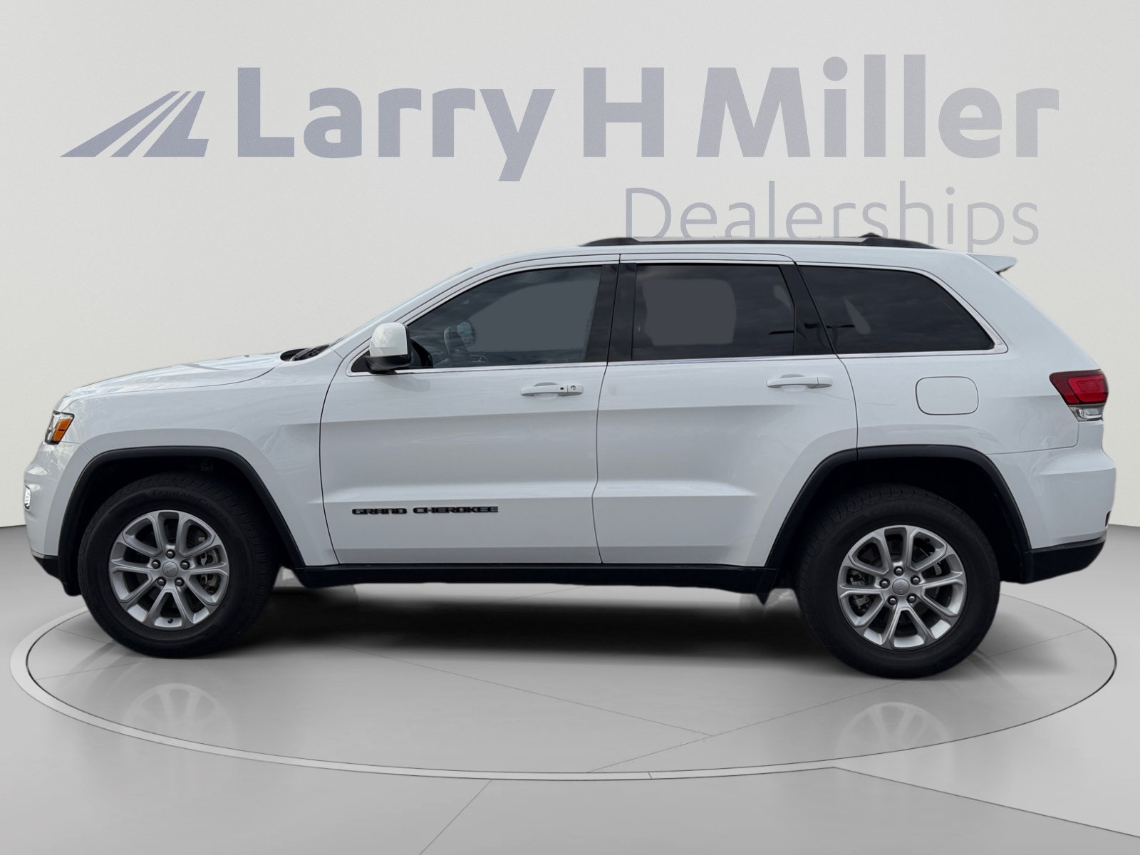 Used 2021 Jeep Grand Cherokee Laredo w/ Security & Convenience Group AWD/4WD image 2
