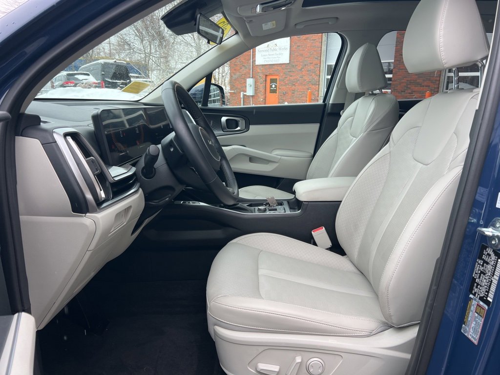 Certified 2025 Kia Sorento S w/ Panoramic Sunroof Package image 13