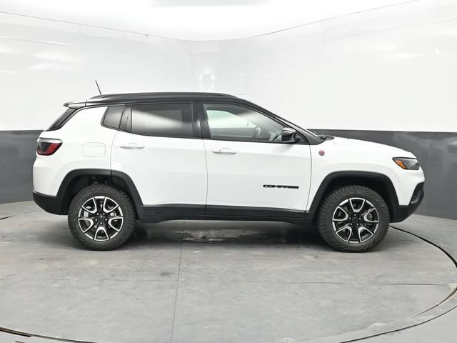 Used 2025 Jeep Compass Trailhawk AWD/4WD image 8