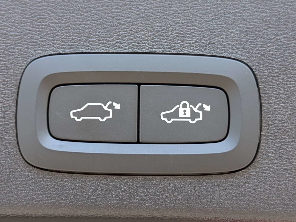 Certified 2025 Volvo XC40 B5 Plus AWD/4WD image 12