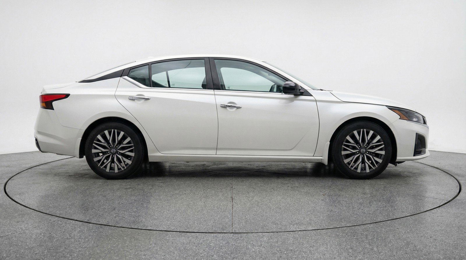 Used 2025 Nissan Altima 2.5 SV image 11