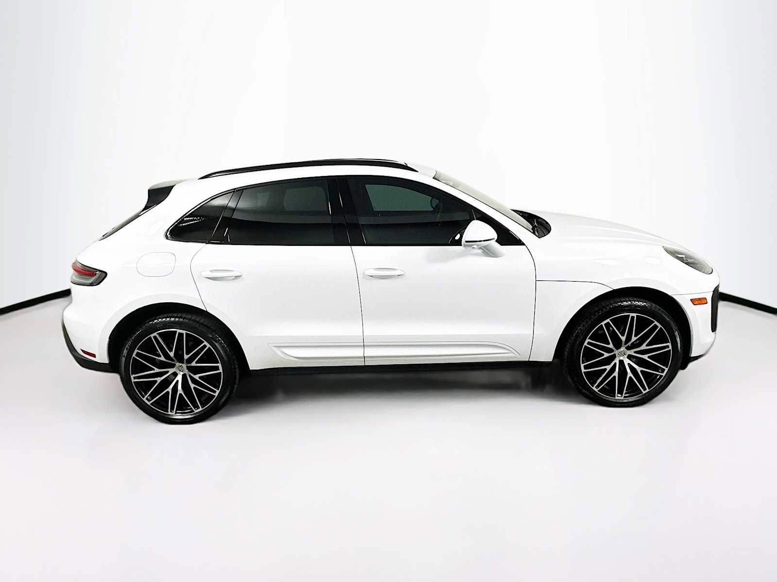 Certified 2025 Porsche Macan image 8