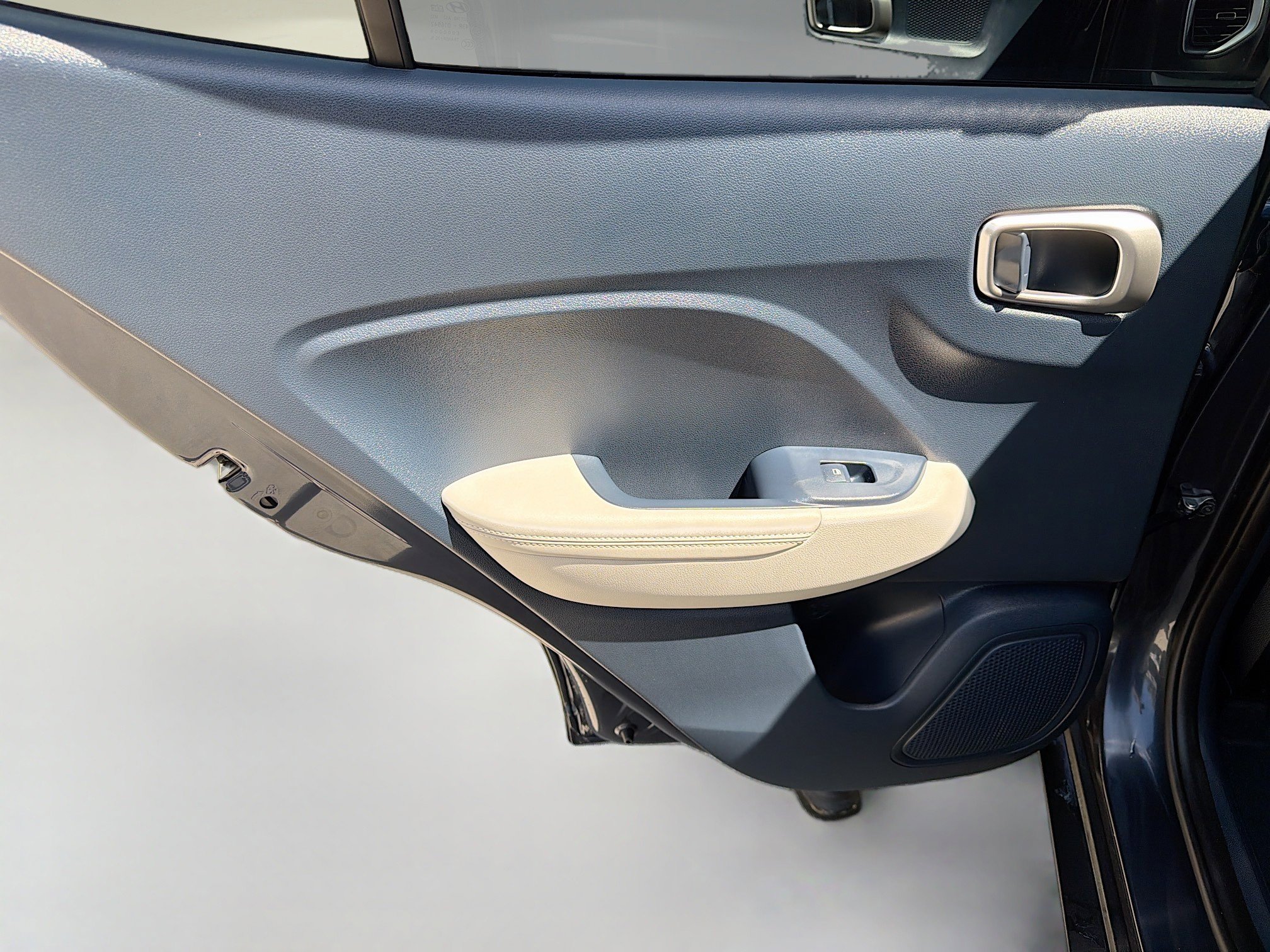 Used 2023 Hyundai Venue Limited image 23