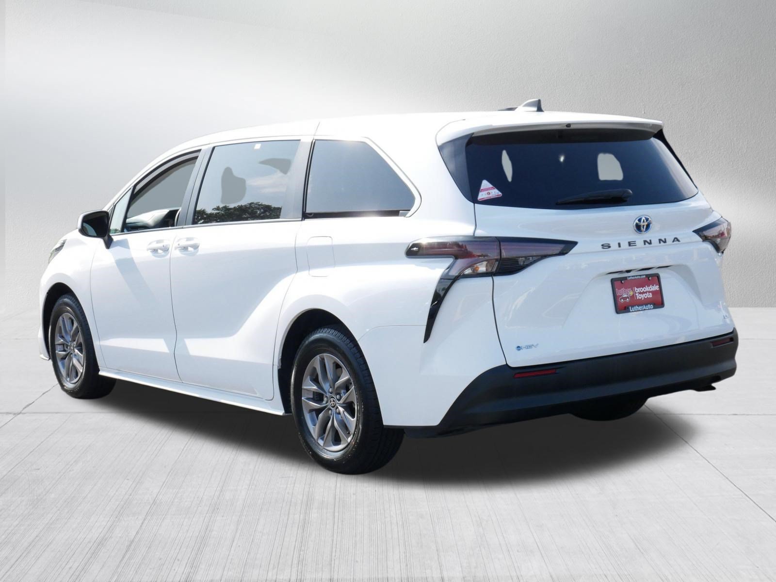 Certified 2025 Toyota Sienna LE FWD image 5