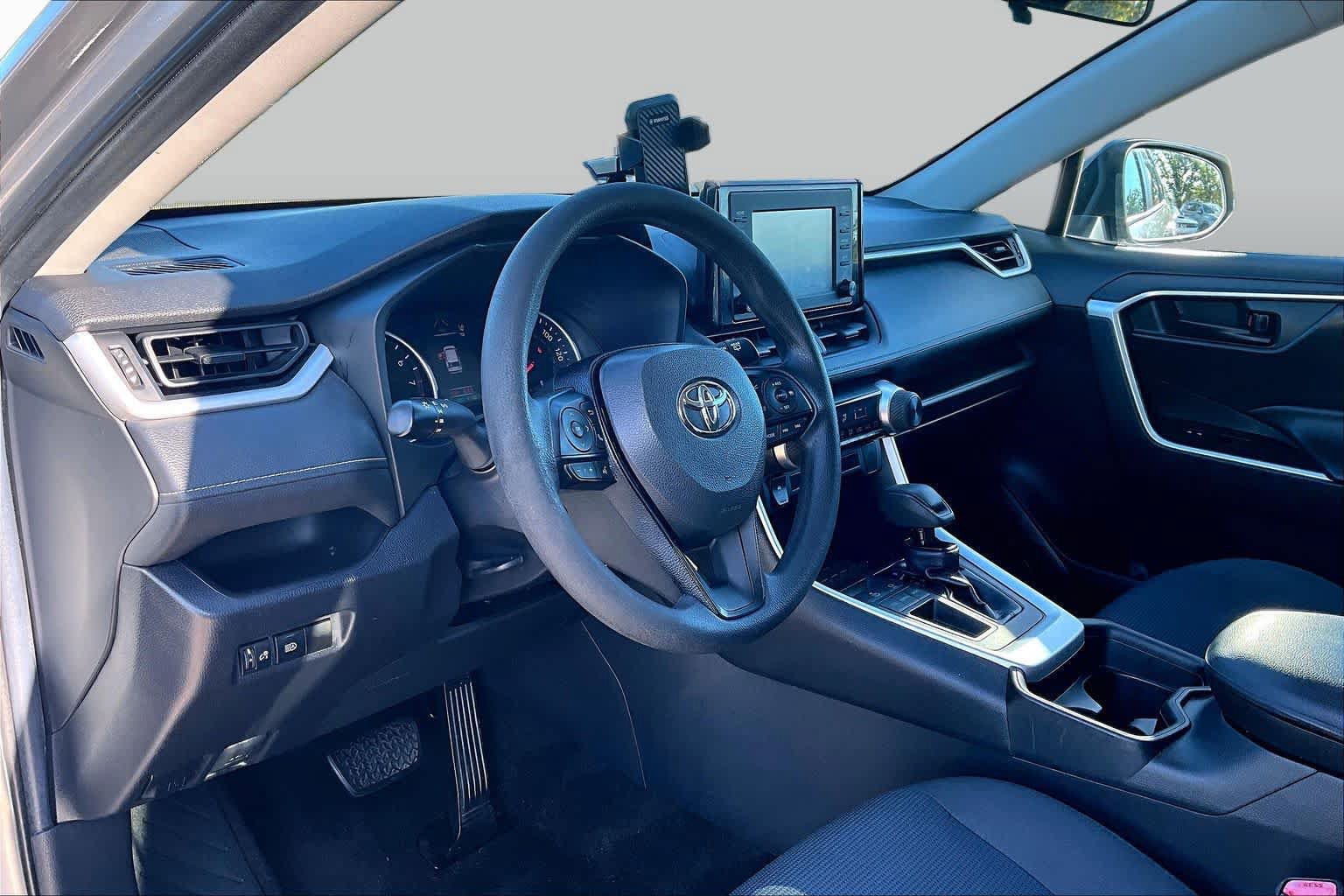 Used 2019 Toyota RAV4 LE FWD image 15