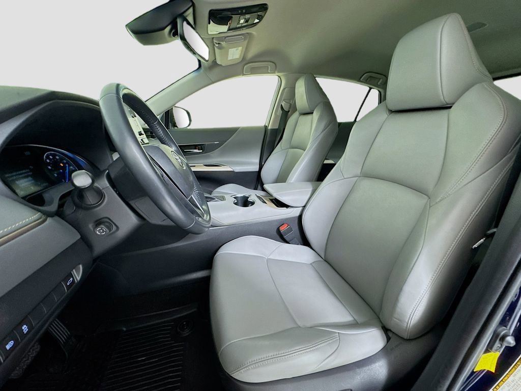 Used 2022 Toyota Venza XLE image 11